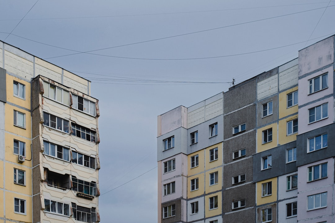 До и после мойки фасада в Герцлии