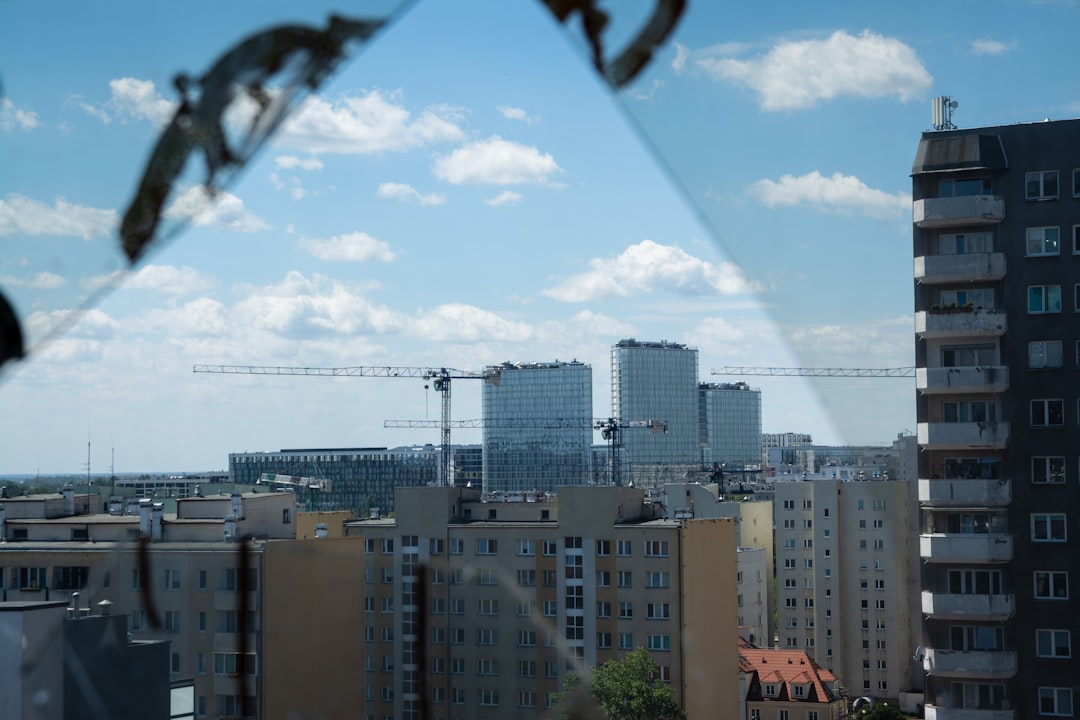 Промышленный альпинист моет окна в Тель-Авиве